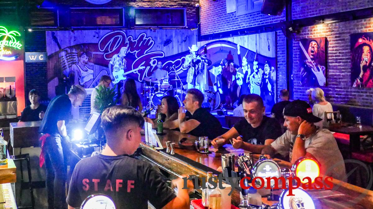 Dirty Fingers Bar, Danang